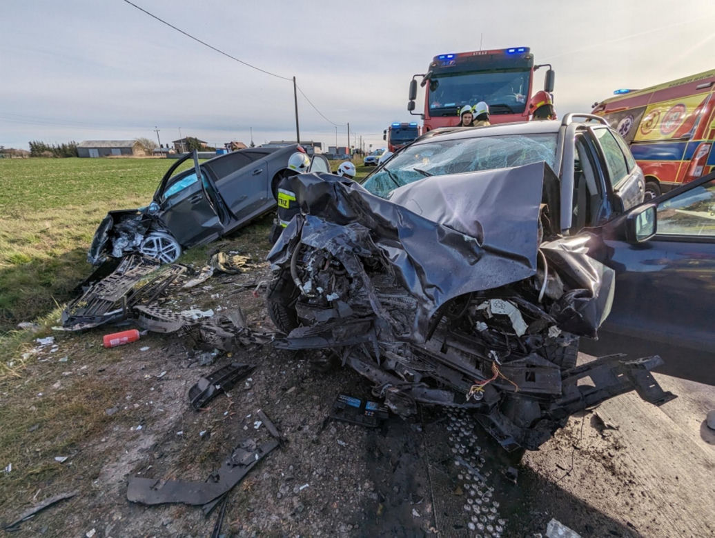 Dramat na drodze! Roztrzaskane auta po czołowym zderzeniu. Wśród rannych jest dziecko