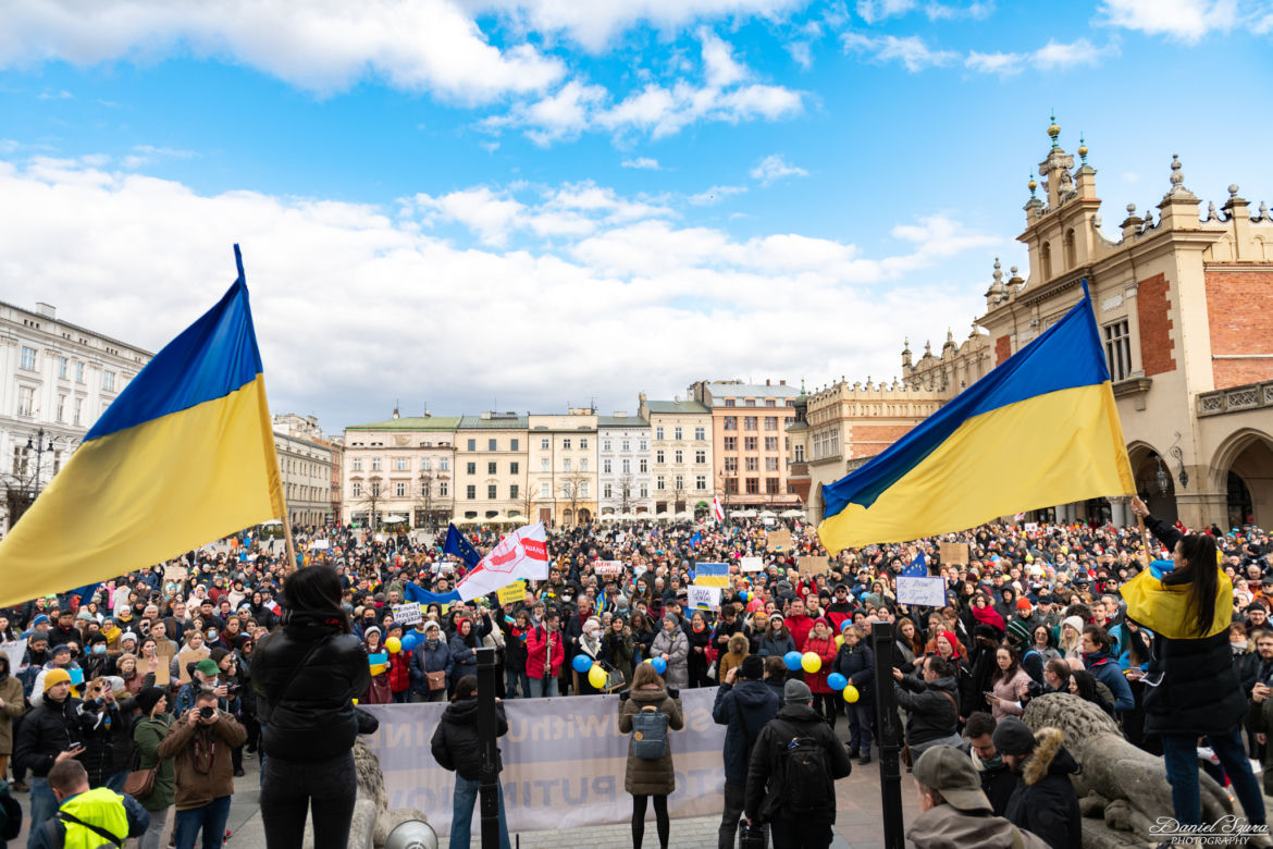 Kraków solidarny z Ukrainą! Wielka manifestacja na Rynku Głównym [ZDJĘCIA]