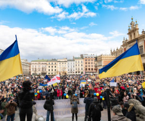 Kraków solidarny z Ukrainą! Wielka manifestacja na Rynku Głównym [ZDJĘCIA]