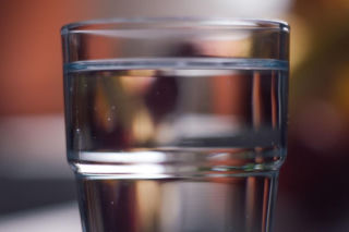 Zapomnij o 2 litrach! Nowe badania pokazują, ile wody potrzebuje Twój organizm