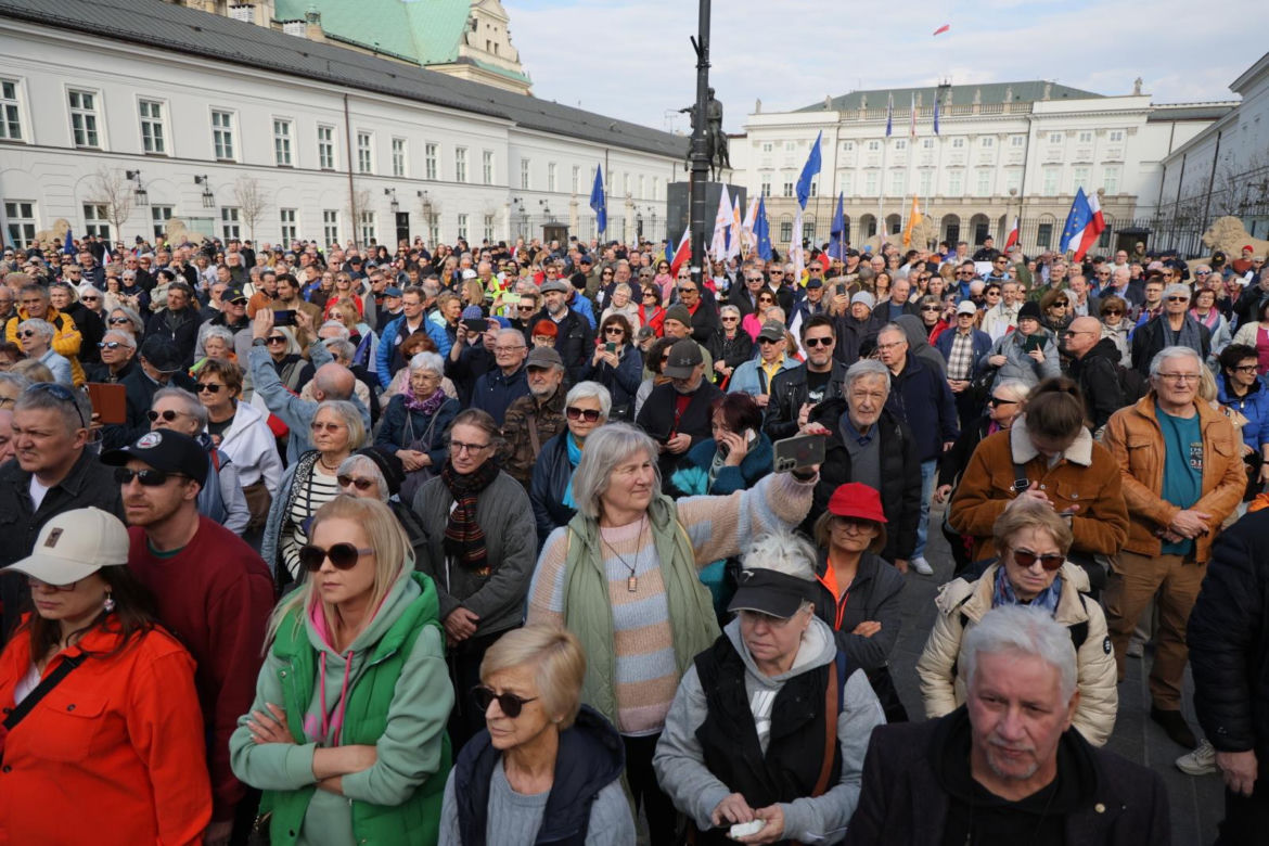 „Śmierdzi to ruską skarpetą!” Gorąco w Warszawie! Wielki protest na Krakowskim Przedmieściu