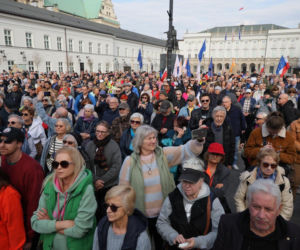 „Śmierdzi to ruską skarpetą!” Gorąco w Warszawie! Wielki protest na Krakowskim Przedmieściu