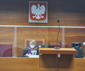 Rzeszów. Ruszył proces policjanta, który robił w hipermarkecie zdjęcia miejsc intymnych kobiecie 