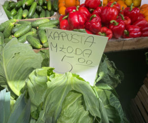 Ceny warzyw i owoców na targu w Rzeszowie. Po ile młode ziemniaki, czy polskie truskawki? 