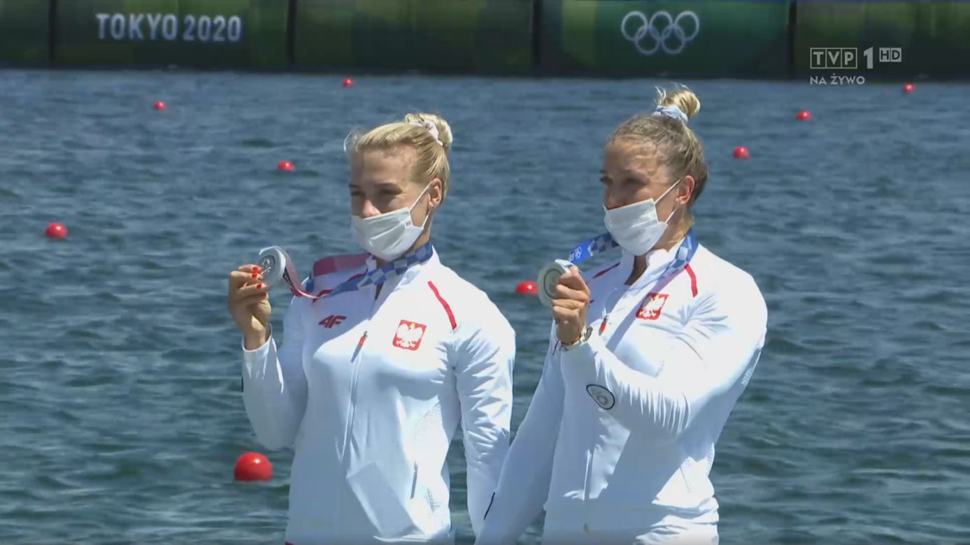 Karolina Naja i Anna Puławska z medalem