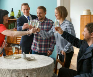 O mnie się nie martw 4 odc. 13. Irenka (Hanna Śleszyńska), Iga (Joanna Kulig), Marcin (Stefan Pawłowski), Krzysiek (Paweł Domagała), Wojtek (Wojciech Solarz)