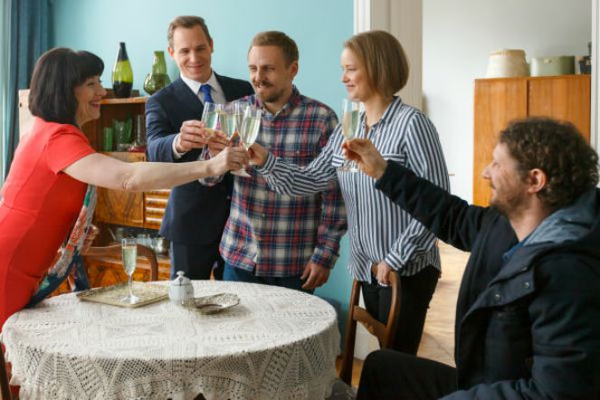O mnie się nie martw 4 odc. 13. Irenka (Hanna Śleszyńska), Iga (Joanna Kulig), Marcin (Stefan Pawłowski), Krzysiek (Paweł Domagała), Wojtek (Wojciech Solarz)