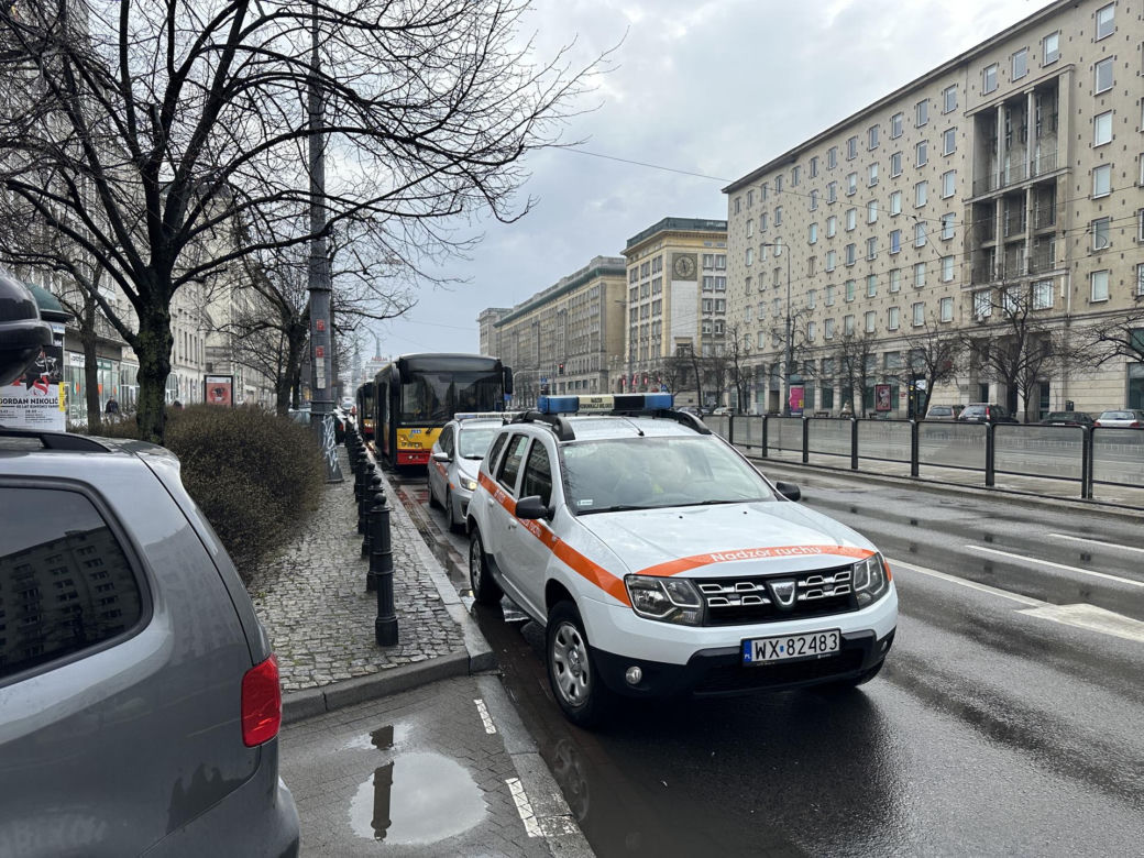 Warszawa. Autobusy miejskie ostrzelane na Marszałkowskiej. Na miejscu policja [ZDJĘCIA]