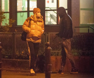 Agnieszka Woźniak-Starak na nocnym spacerze z przyjacielem