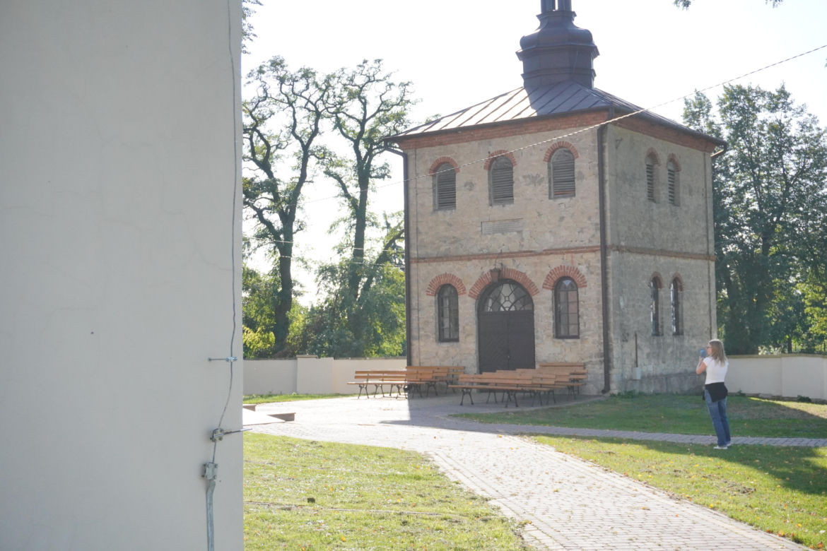 Ta mała wieś skrywa niezwykłą historię. Świątynia stoi tu od 1362 roku