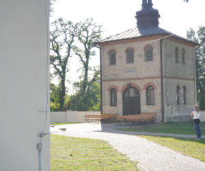 Ta mała wieś skrywa niezwykłą historię. Świątynia stoi tu od 1362 roku