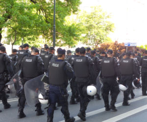 Gigantyczne siły policji zabezpieczały Marsz Równości i kontrmanifestacje w Krakowie