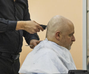 Paweł Kowal u fryzjera