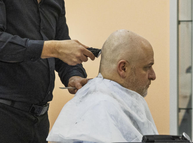 Paweł Kowal u fryzjera
