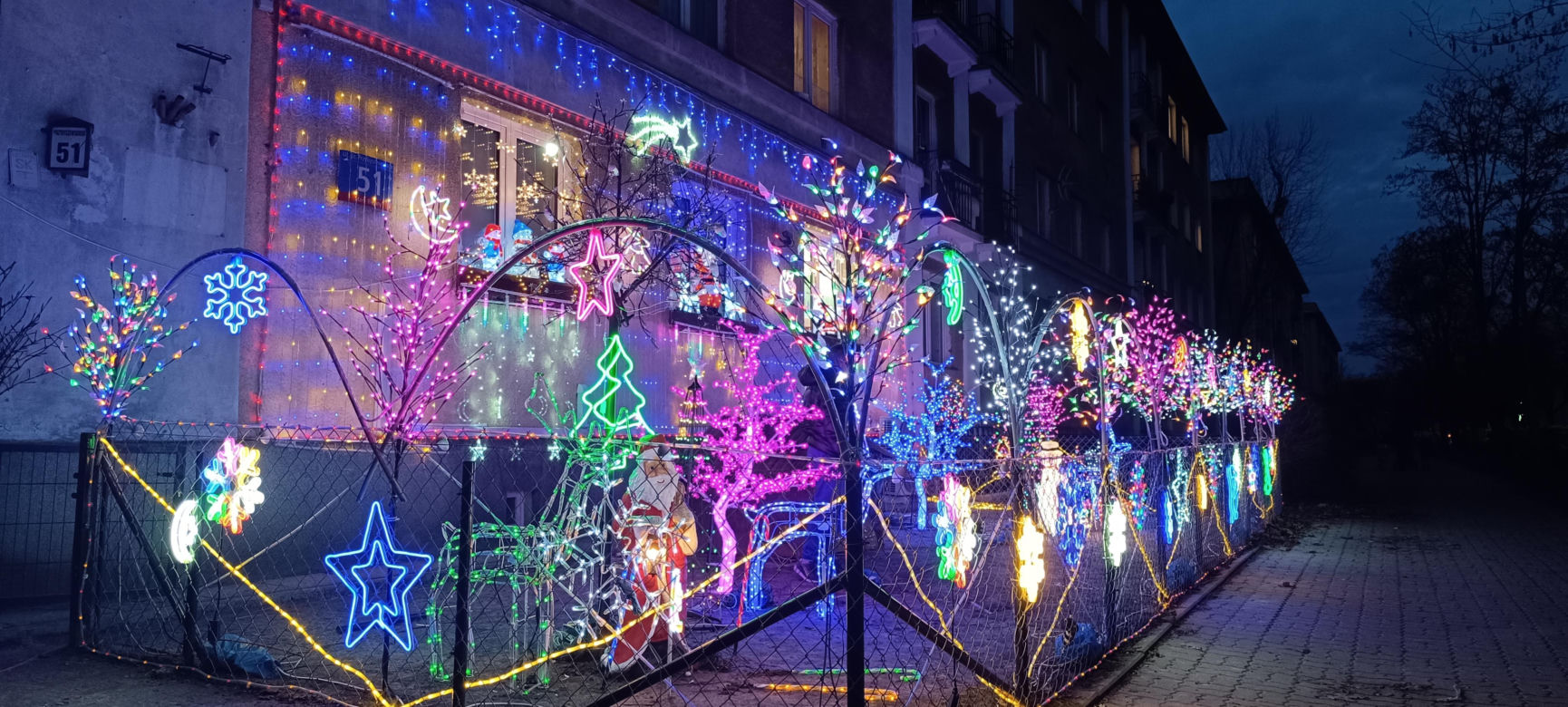 Świateczna iluminacja na jednej z posesji na Starych Bielanach 2024