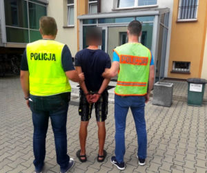 Jastrzębna Pierwsza. 20-latek potrącił policjanta. W samochodzie trzech pijanych mężczyzn [ZDJĘCIA]