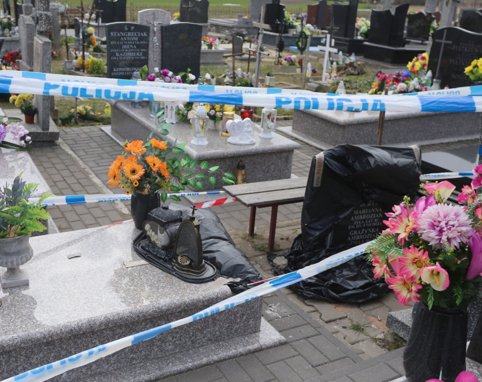 Płyta z nagrobka zabiła Milanka. Tragedia na cmentarzu. Pomnik zawalił się na 1,5 rocznego chłopca