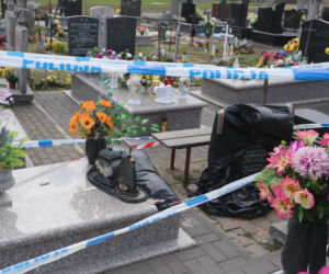 Płyta z nagrobka zabiła Milanka. Tragedia na cmentarzu. Pomnik zawalił się na 1,5 rocznego chłopca