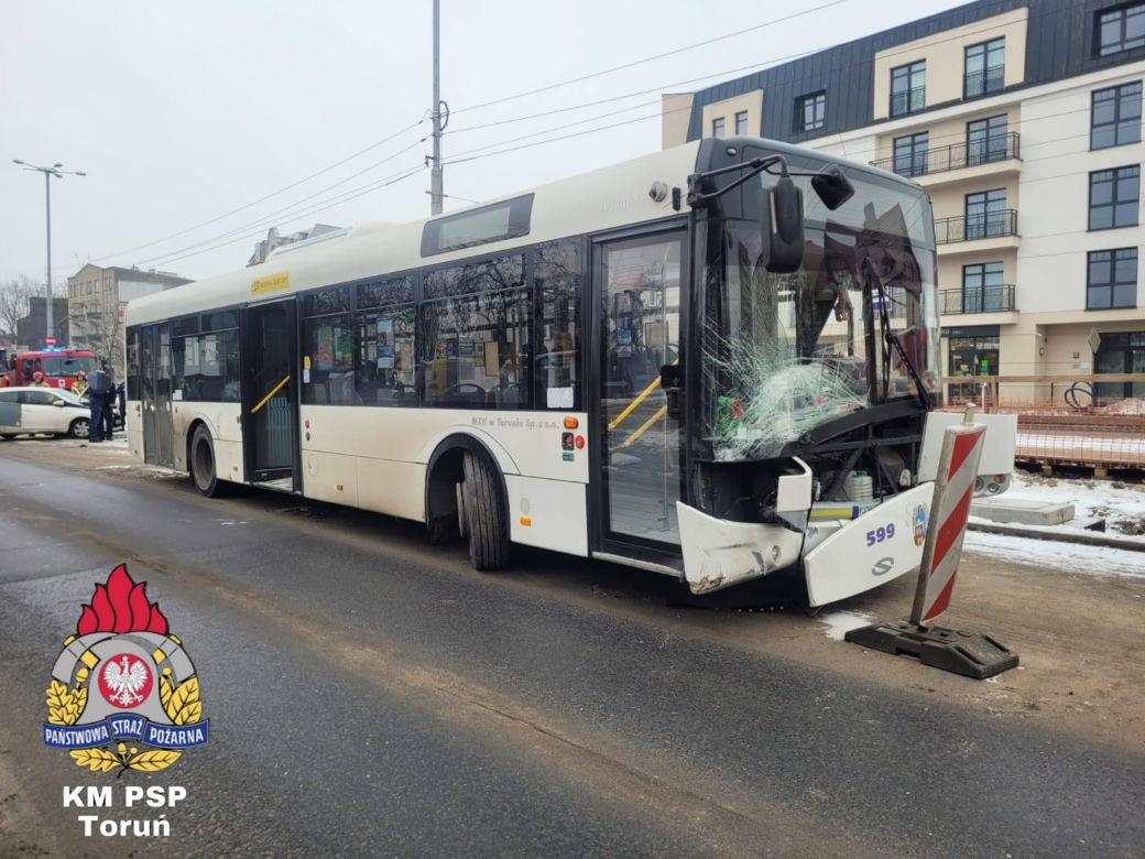 Samochód huknął w autobus MZK. Poważny wypadek w Toruniu