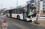 Samochód huknął w autobus MZK. Poważny wypadek w Toruniu