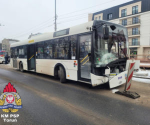 Samochód huknął w autobus MZK. Poważny wypadek w Toruniu