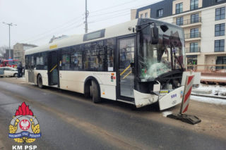 Samochód huknął w autobus MZK. Poważny wypadek w Toruniu