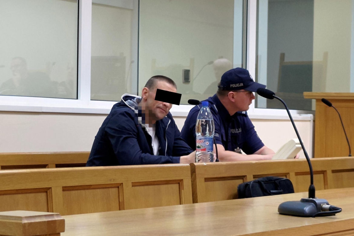 Siedział na ławce obok dziewczyny. Tyle wystarczyło, by zaczęli go okładać młotkiem