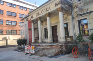Remont frontu budynku Miejskiej Biblioteki Publicznej już na półmetku [FOTO]
