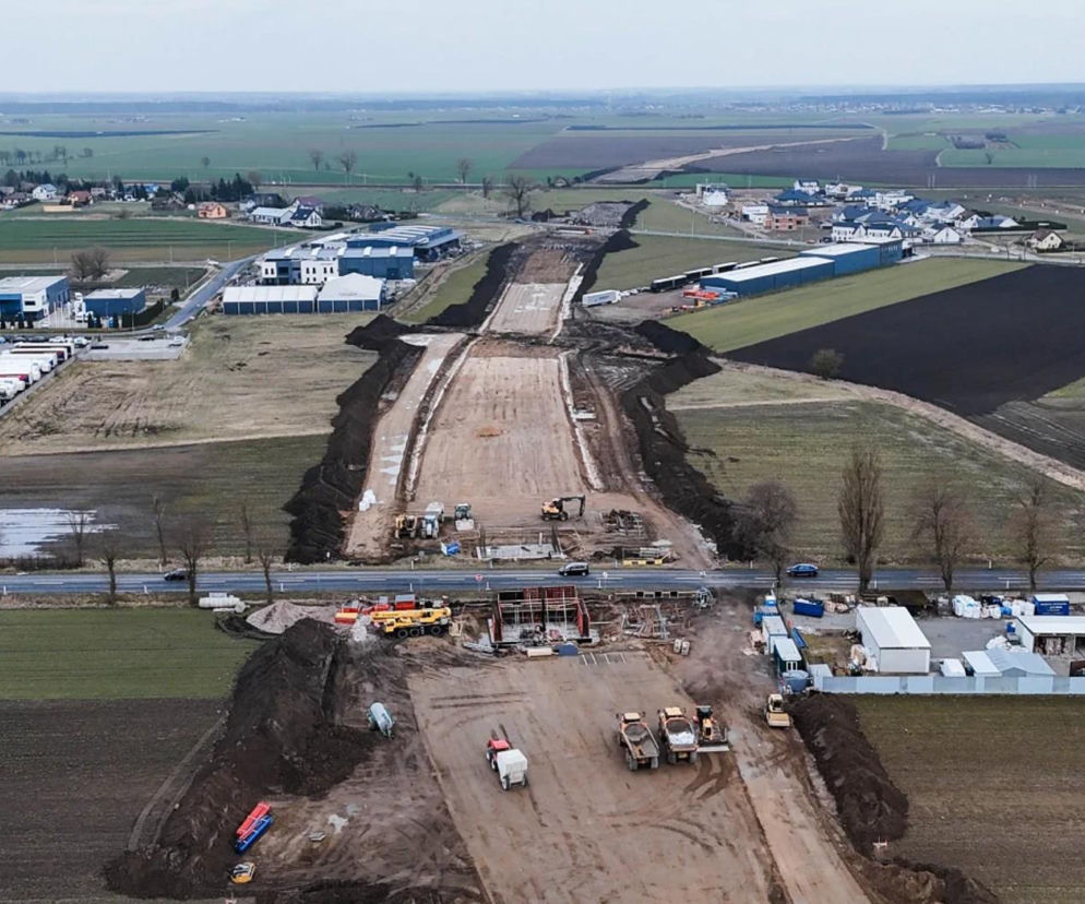 Kościan: Nowa obwodnica rośnie w oczach! Zobacz, jak zmienia się krajobraz północnej części miasta [ZDJĘCIA]