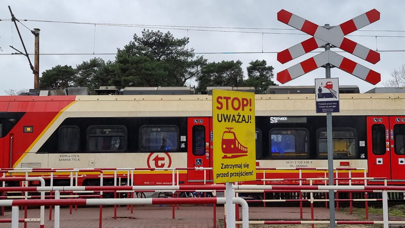 Makabra w Józefowie. Pociąg SKM zabił 14-latkę na przejściu dla pieszych!