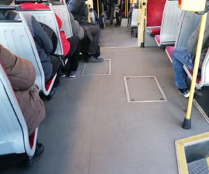 Tłok w autobusach i tramwajach w Warszawie
