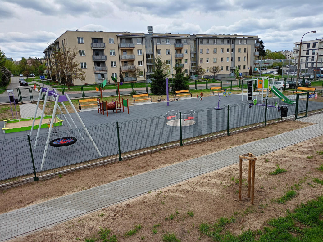 Nowy plac zabaw przy SP nr 8 w Siedlcach jest ogólnodostępny dla wszystkich mieszkańców miasta i dostosowany do potrzeb osób z niepełnosprawnością ruchową