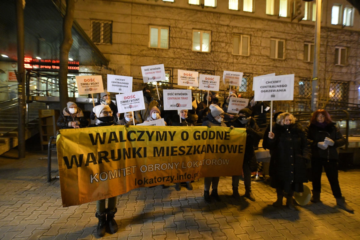 Mamy dość życia bez kaloryferów! Protest pod urzędem dzielnicy Praga-Północ