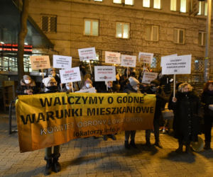 Mamy dość życia bez kaloryferów! Protest pod urzędem dzielnicy Praga-Północ