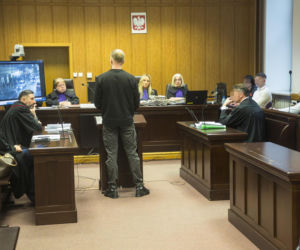 Co widać na nagraniu ataku nożem na Nowym Świecie? Sąd odtworzył szokujący materiał