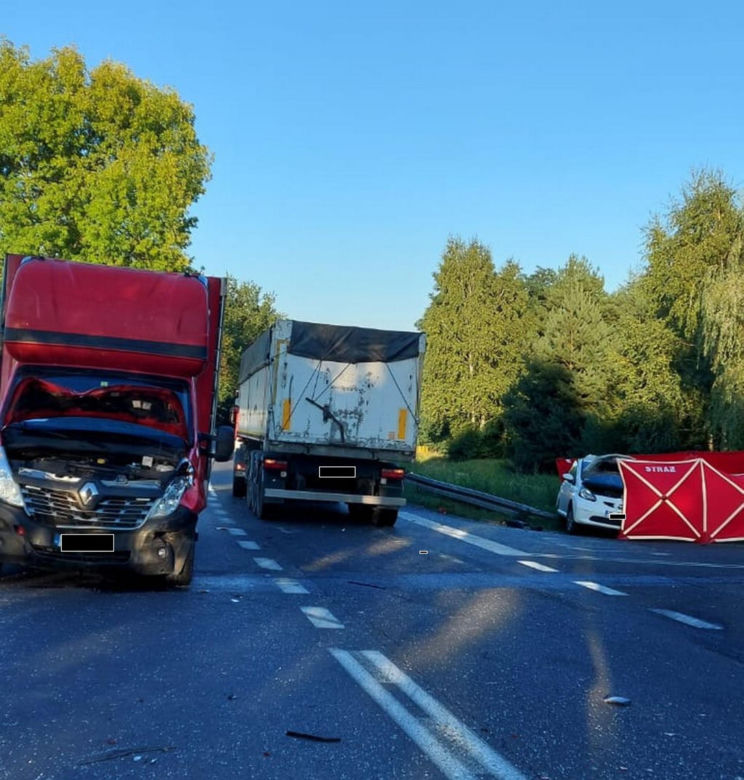 Śmiertelny wypadek pod Wieluniem! 62-latek ofiarą zderzenia trzech pojazdów [ZDJĘCIA].