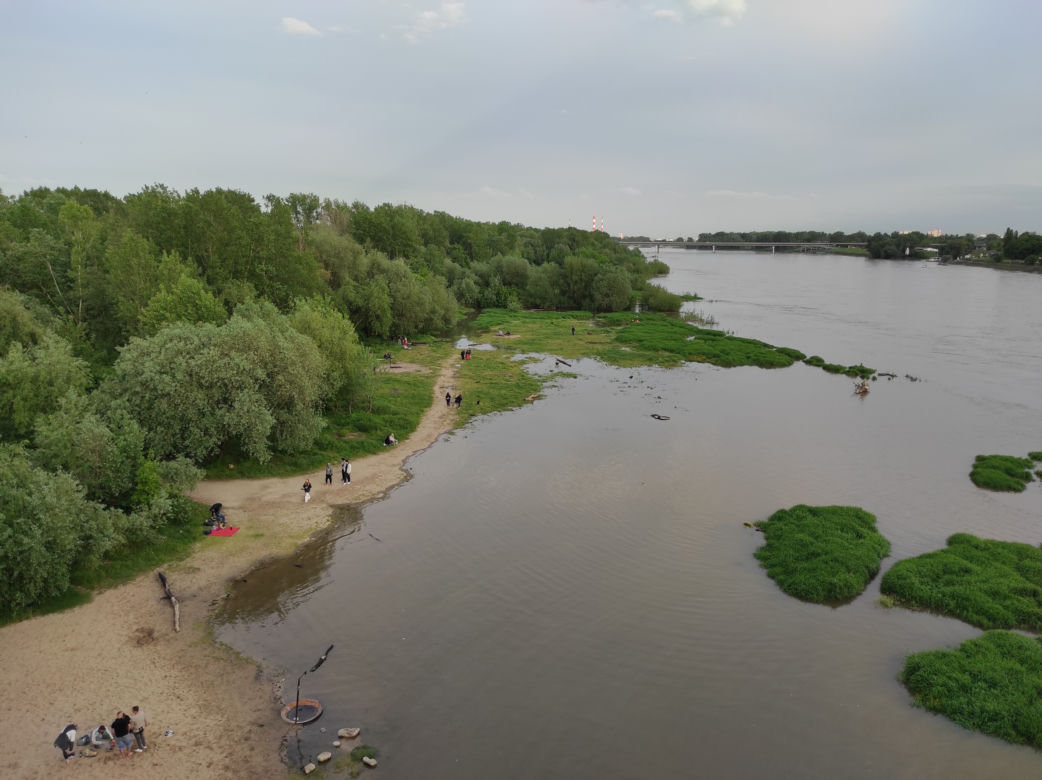 Fala wezbraniowa zalała plażę nad Wisłą