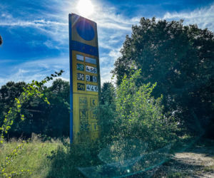 4,56 zł za litr?! Ta stacja benzynowa jest jak kapsuła czasu. O takich cenach paliw można tylko pomarzyć!