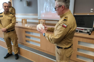 Więcej czujek dymu i czadu w domach w regionie. Trafią do potrzebujących z powiatu łomżyńskiego