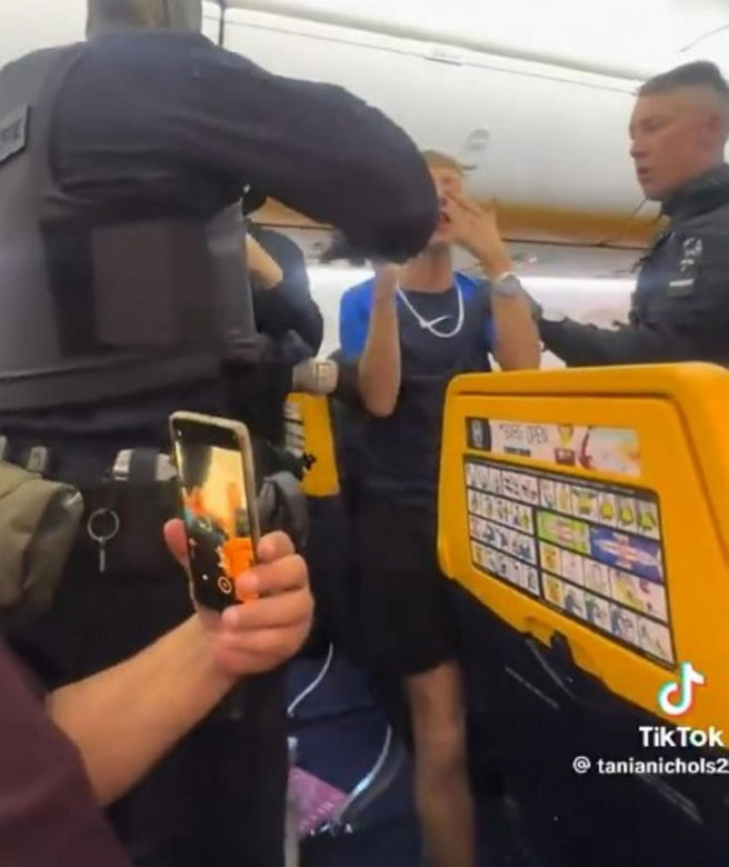 Bijatyka w samolocie! Wieczór kawalerski doprowadził do katastrofy. Zobacz wideo