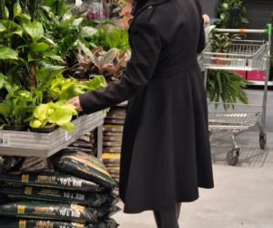 Anna Maria Żukowska buszuje w kwiatach