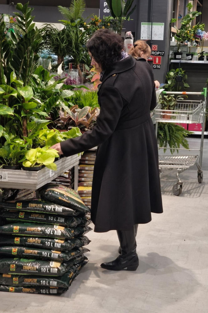 Anna Maria Żukowska buszuje w kwiatach