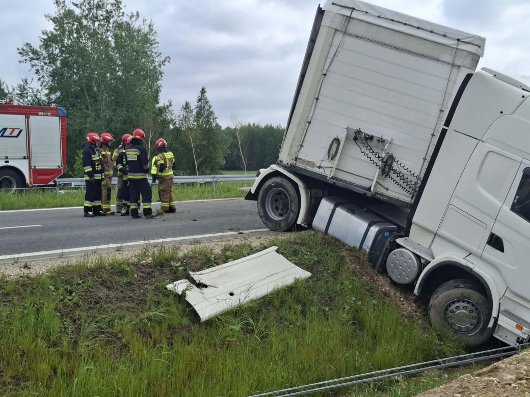 Ciężarówka blokuje obwodnicę Wąchocka