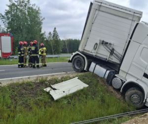 Ciężarówka blokuje obwodnicę Wąchocka