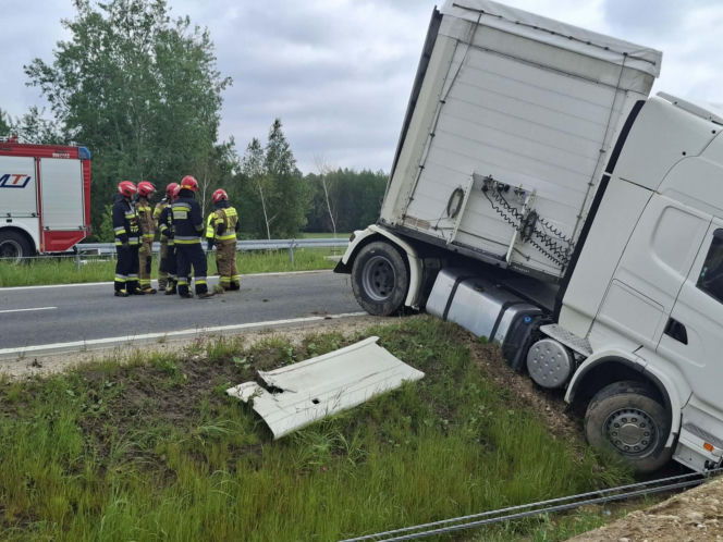 Ciężarówka blokuje obwodnicę Wąchocka