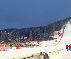 Tłumy kibiców pod Wielką Krokwią w Zakopanem