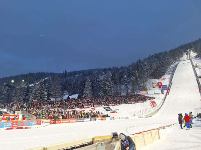 Tłumy kibiców pod Wielką Krokwią w Zakopanem