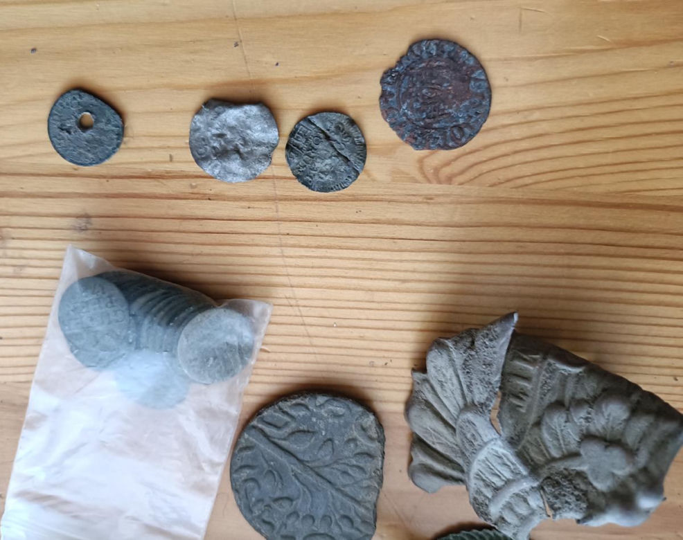 Miał w domu konika z brązu z epoki żelaza, nagolennik wojownika, zabytkowe monety. Sam wszystko znalazł pod ziemią i skrzętnie ukrył
