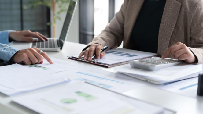 Tyle można zarobić w stołecznym ratuszu. Niektórzy mają wypłatę wyższą niż Trzaskowski!