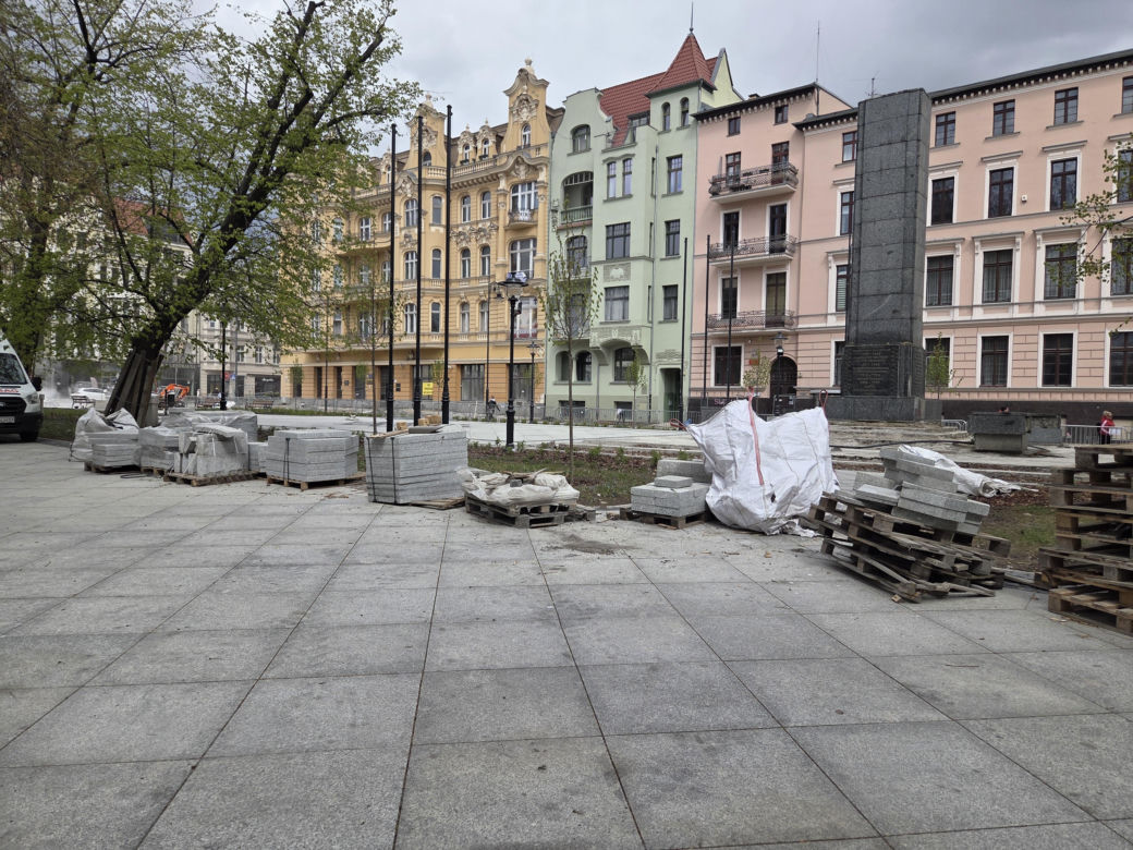 Nowe oblicze placu Wolności. Kwiaciarnie już zamontowane, koniec prac coraz bliżej
